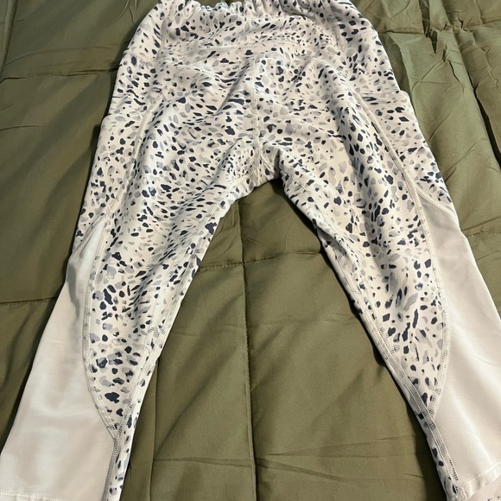 Athleta Spotty Up For‎ Anything Cropped Leggings Small , a small spot on leg - Picture 4 of 5